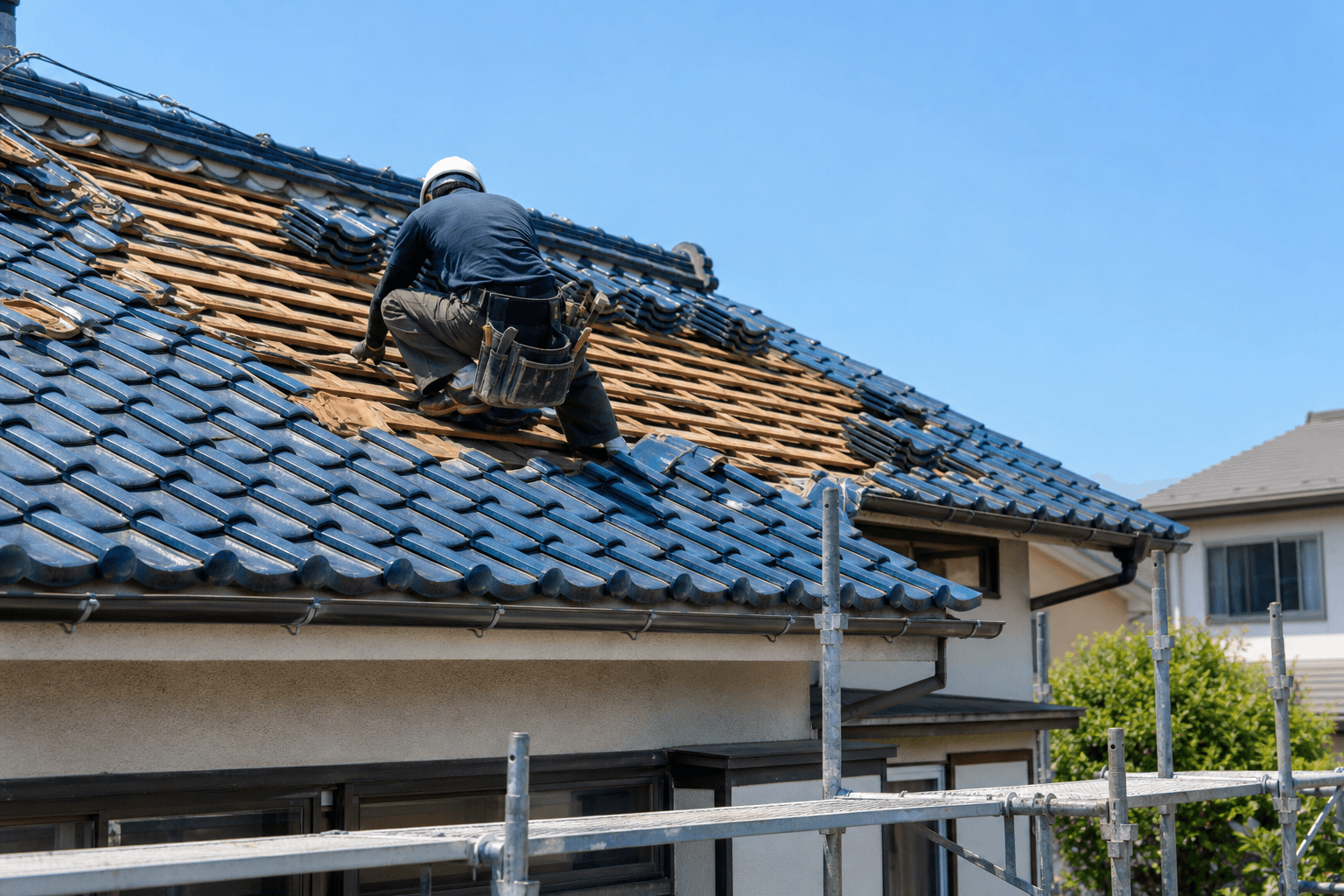 屋根葺き替え工事で瓦を交換する施工現場